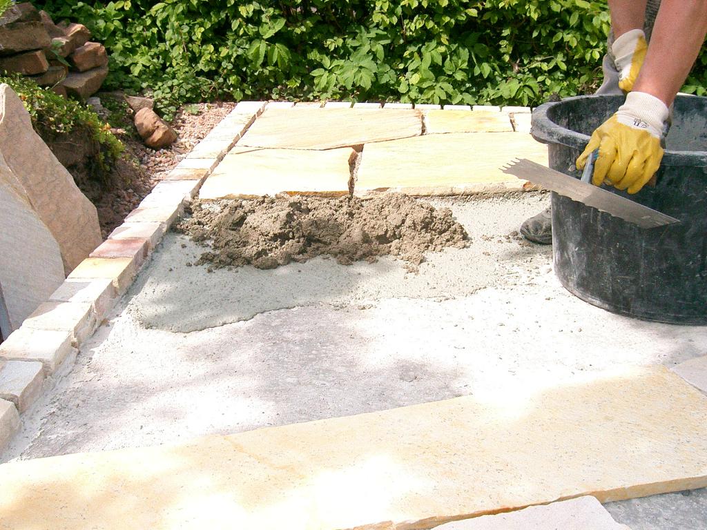 2. Verlegung
2.1. Dickbettmörtel
Die Verlegung im Dickbett (15 bis 50 mm Mörteldicke) findet sich insbesondere dort, wo die Gestalt der Platten und des Untergrundes eine Verklebung nicht zuläßt. Das Dickbett kann hier gleichzeitig als Lastverteilungsschicht dienen. Auf der einen Seite handelt es sich hier um ein Verfahren, bei dem die Lastverteilung und die Fliesen- verlegung in einem Arbeitsgang und damit auch preiswert erfolgen kann; auf der anderen Seite stellt es eine Quelle für verschiedene Schwierigkeiten dar.